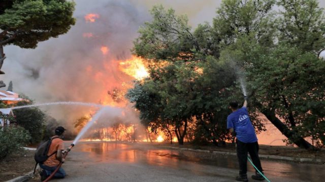 Φωτιά στην Αττική: Σοβαρά τραυματισμένος στο κεφάλι κάτοικος στην Ιπποκράτειο Πολιτεία
