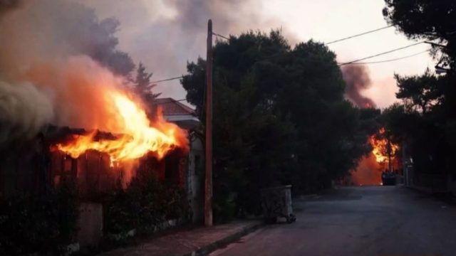 Φωτιά στη Βαρυμπόμπη – Γιάννης Καλλιάνος: Aύριο οι άνεμοι θα φτάσουν τα 8 μποφόρ!