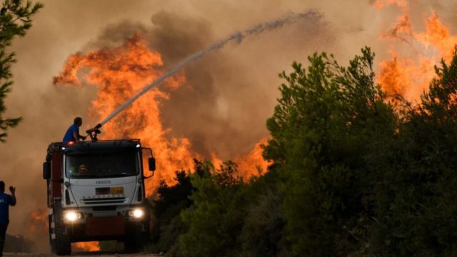 Φωτιά στην Αττική: Εκκενώνονται Θρακομακεδόνες, Σταμάτα, Ροδόπολη και Βαρυμπόμπη – Οι Ένοπλες Δυνάμεις στη μάχη της κατάσβεσης των πυρκαγιών