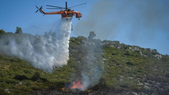 Μεγάλη φωτιά στα Βίλια: Έχουν εκκενωθεί τέσσερις οικισμοί – Πού έχει διακοπεί η κυκλοφορία