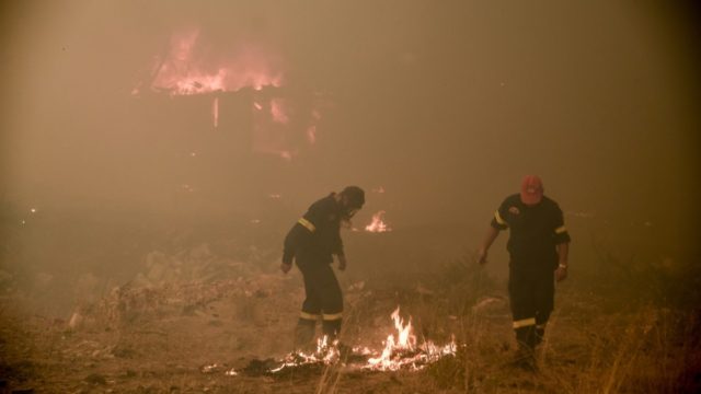 Απίστευτο θέαμα στα Βίλια: Στρόβιλος φωτιάς εκτόξευσε κορμό δέντρου προς τους πυροσβέστες
