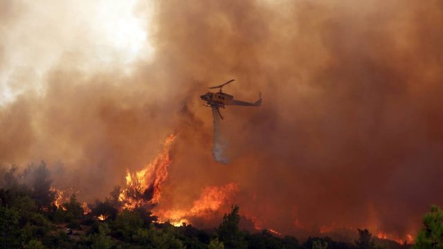 Φωτιά στα Βίλια: Καίγονται τα πρώτα σπίτια –  Επιχειρούν 21 εναέρια μέσα
