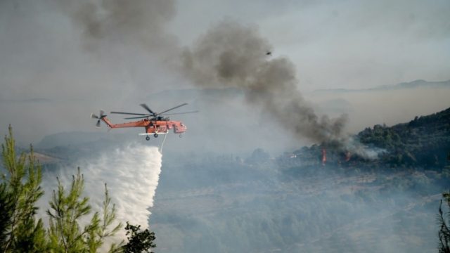 Φωτιές στην Ελλάδα: Στο νοσοκομείο ένας πυροσβέστης στη Χαλκίδα – Με αναπνευστικά προβλήματα μία ηλικιωμένη στους Μολάους