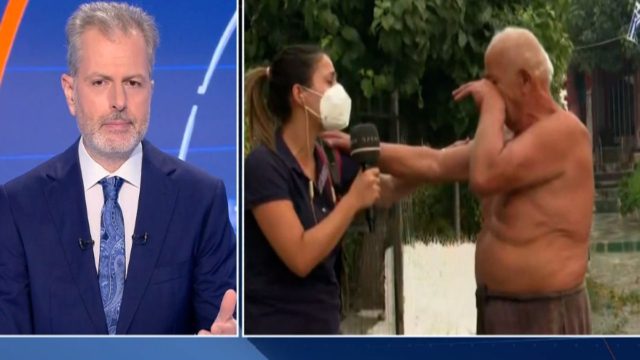 Φωτιά στην Εύβοια: Απίστευτο περιστατικό με έναν ηλικιωμένο που δεν ήθελε να αφήσει το σπίτι του και έκλαιγε μαζί με τη ρεπόρτερ