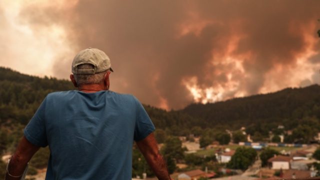 Φωτιά στην Εύβοια: Μία εβδομάδα τραγωδίας – Μόνη της ελπίδα οι κάτοικοί της