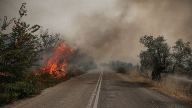Φωτιά στην Εύβοια: «Αν είστε σε Ιστιαία, Αιδηψό και Λουτρά Αιδηψού, κλείστε καμινάδες, παράθυρα και πόρτες» – Νέο μήνυμα από το 112