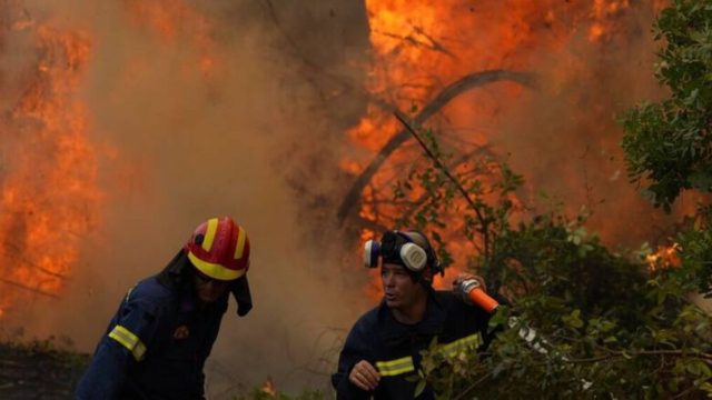 Φωτιές στην Αττική: Μάχη με τις φλόγες σε Βίλια και Κερατέα – Προσπάθεια να μην καούν και άλλα σπίτια
