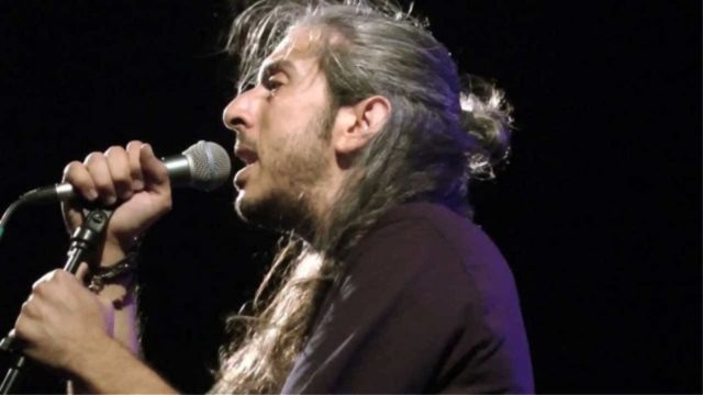 Ο Γιάννης Χαρούλης στο Θέατρο Βράχων