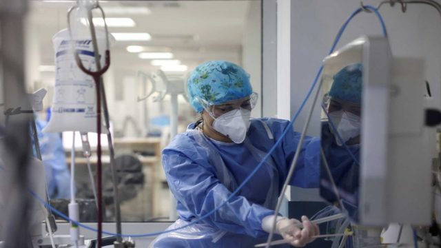 Κορωνοϊός: Σταθερά υψηλά τα κρούσματα και 24 θάνατοι – Στους 235 διασωληνωμένοι