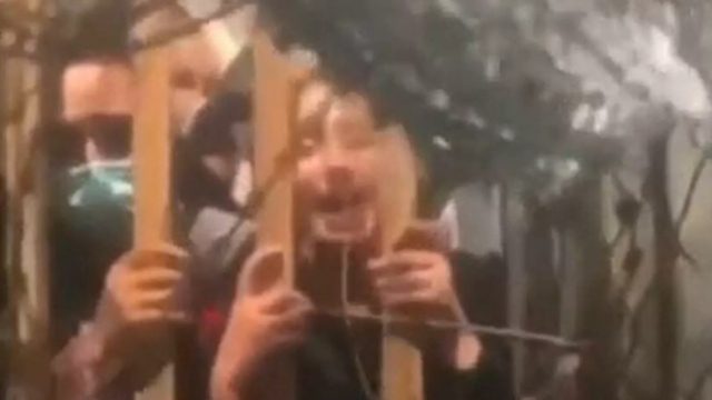 Αφγανιστάν: Απεγνωσμένες γυναίκες εκλιπαρούν για βοήθεια πίσω από τα κάγκελα του αεροδρομίου