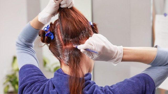 Πώς να βάψετε τα μαλλιά μόνες σας σε 5 απλά βήματα!