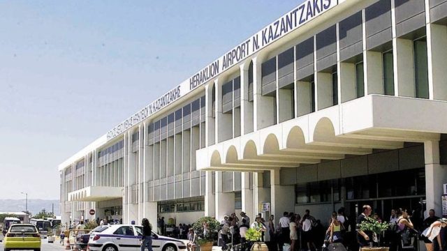 Ηράκλειο: 19 συλλήψεις στο αεροδρόμιο για πλαστογραφία πιστοποιητικών