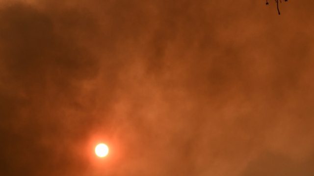 Η φωτογραφία της ημέρας: Ο αθηναϊκός ουρανός μαρτυρά την τραγωδία…