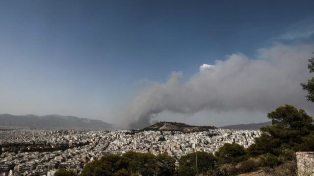 Φωτιά στη Βαρυμπόμπη: Εκκενώνονται Ιπποκράτειος Πολιτεία και Δροσοπηγή – Μήνυμα από το 112