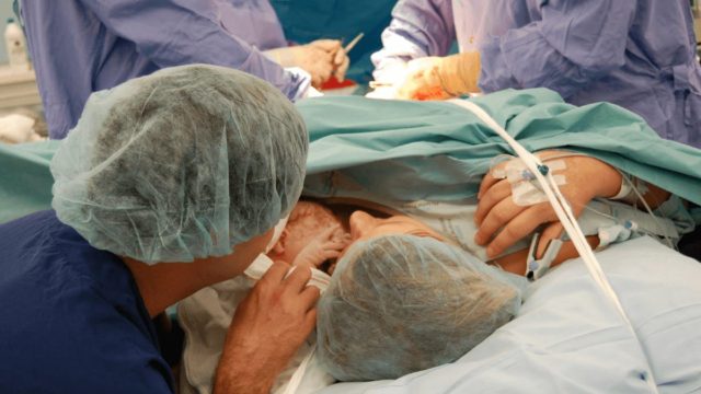 Κορωνοϊός: Γέννησε με καισαρική η έγκυος στην Πάτρα – Επιδεινώθηκε η κατάστασή της υγείας της