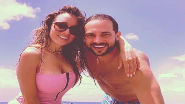 Καλομοίρα: Τα καυτά φιλιά με τον κούκλο σύζυγό της στα σοκάκια της Πάρου