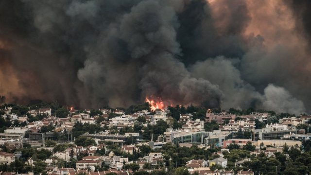 Ως την Κρήτη έφτασε ο καπνός από τις φωτιές – Εικόνες από δορυφόρο