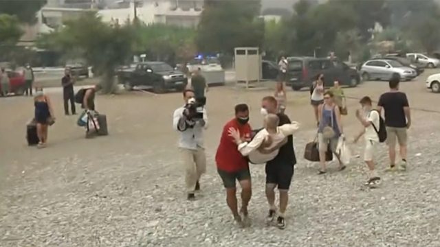 Φωτιά στην Εύβοια: Απεγκλωβισμοί πολιτών με σκάφη από παραλίες – Μεταφέρονται στα χέρια οι κατάκοιτοι