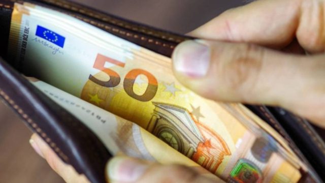 Κατώτατος μισθός: Αυτή είναι η αύξηση που παίρνει κάθε εργαζόμενος – Πώς επηρεάζονται τα επιδόματα