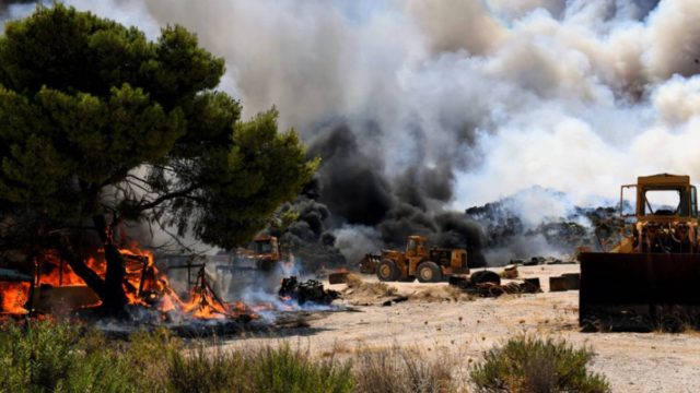Φωτιά στην Εύβοια: Εκκενώνονται οι Κεχριές στην Αγία Άννα – “Χτυπούν” καμπάνες στο χωριό