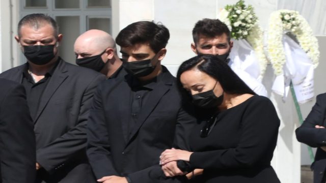 Κηδεία Άκη Τσοχατζόπουλου: Καταρρακωμένη στο πάτωμα δίπλα στο φέρετρο η Βίκυ Σταμάτη – «Σπάραξε καρδιές»