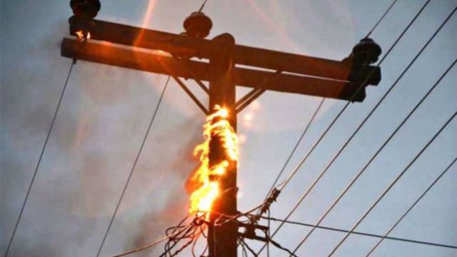 Νότια Εύβοια: Χωρίς ρεύμα η περιοχή από την φωτιά στην Πλατάνα