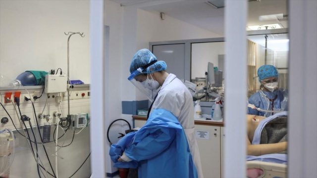 Κορωνοϊός: Τα εμβόλια μείωσαν αισθητά διασωληνωμένους και θανάτους – Δείτε τους πίνακες