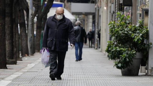 Ανατροπή: Επιστρέφει η μάσκα σε εξωτερικούς χώρους!