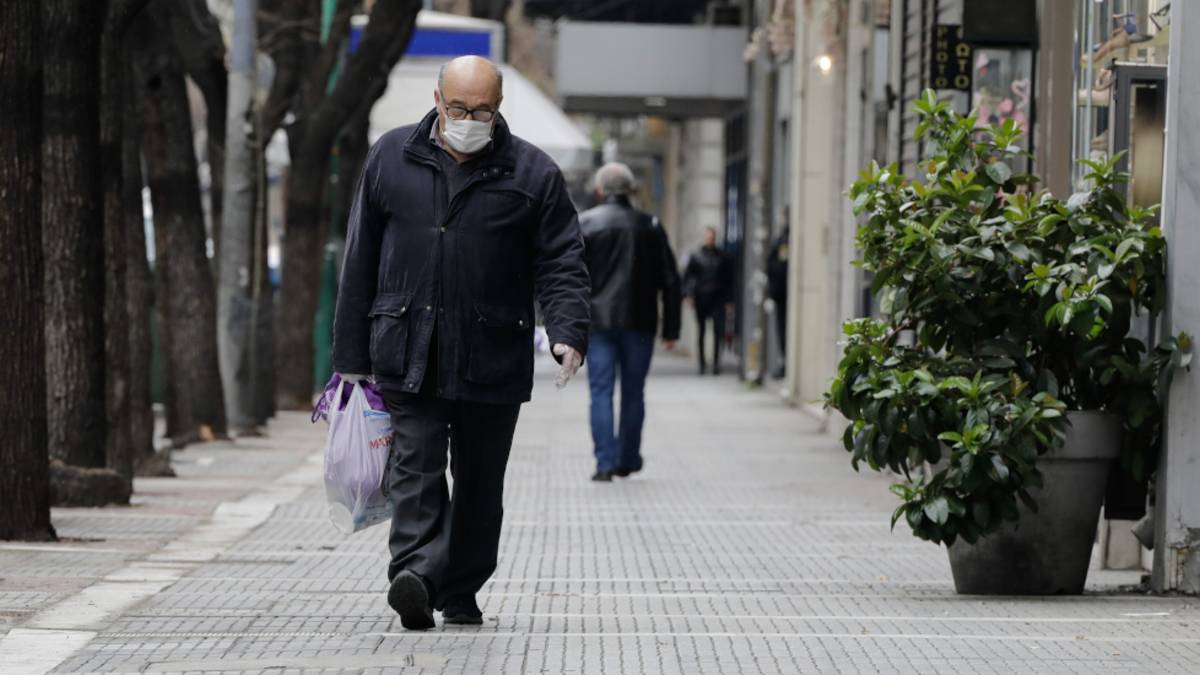 Ανατροπή: Επιστρέφει η μάσκα σε εξωτερικούς χώρους!
