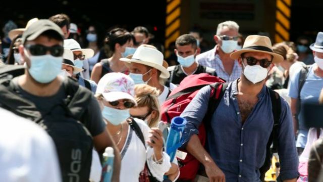 Κορωνοϊός: Δωρεάν δύο self tests στους ανεμβολίαστους που γυρνάνε από τις διακοπές