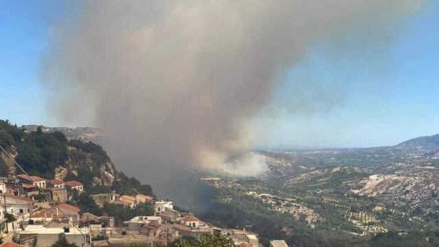 Φωτιά στην Κρήτη: Καίγεται γεωργική έκταση στον Άγιο Θωμά