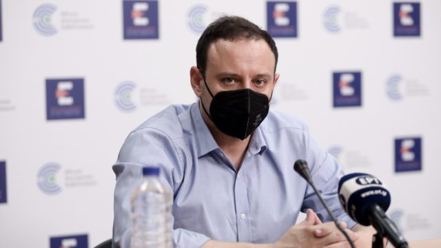Γκίκας Μαγιορκίνης: Συγκλονίζει η ανάρτησή του για τις βλάβες στους πνεύμονες ανήλικων από τον κορωνοϊό