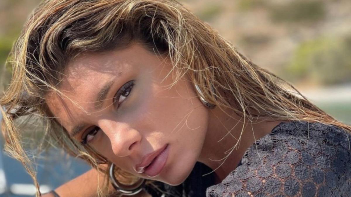 Αναστάτωσε την Πάρο η Μαριαλένα Ρουμελιώτη με το ντύσιμο της – Καυτό τοπ και βαθύ άνοιγμα στην φούστα