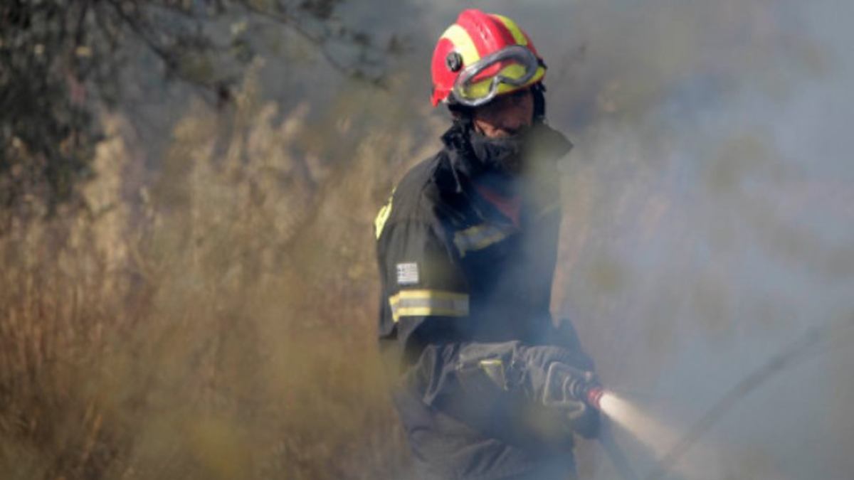 Υπό μερικό έλεγχο η φωτιά στο Μαρκόπουλο
