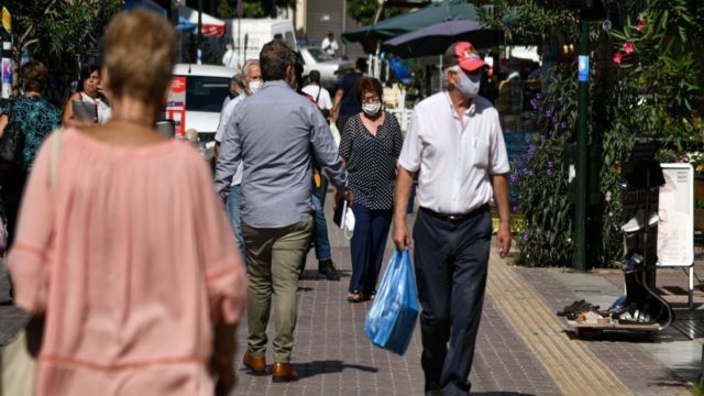Ανησυχητικά σενάρια: «Οδηγός» για εμβολιασμένους και ανεμβολίαστους από τον Σεπτέμβρη – Eπιστροφή της μάσκας