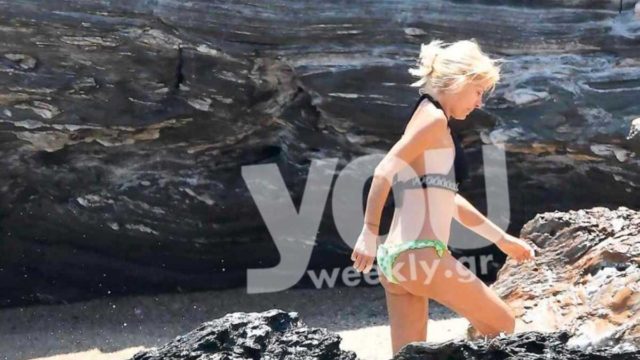 Κόλαση η Ελένη Μενεγάκη: Στην Άνδρο με μπικίνι που… κόβει την ανάσα