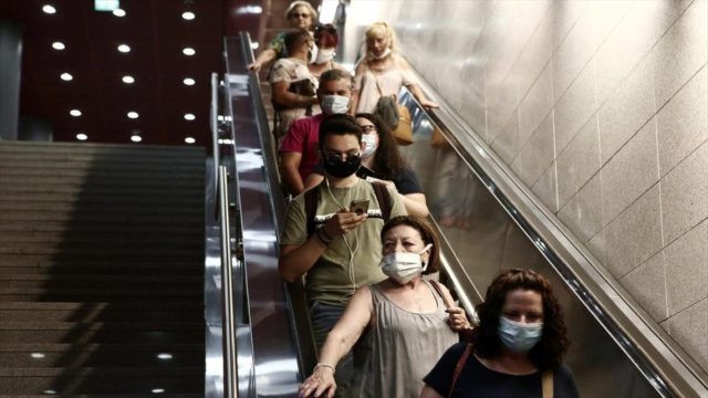 Η κυβέρνηση «φρενάρει» τους ανεμβολίαστους: Μπλόκο σε κλειστούς χώρους, με τεστ στη δουλειά – Ανακοινώνονται σήμερα τα νέα μέτρα