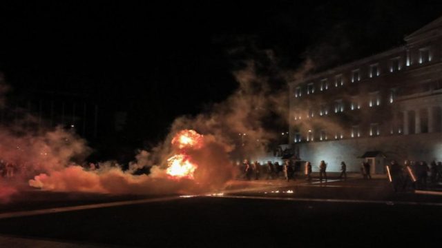 Επεισόδια και μολότοφ στη συγκέντρωση των αντιεμβολιαστών στο Σύνταγμα