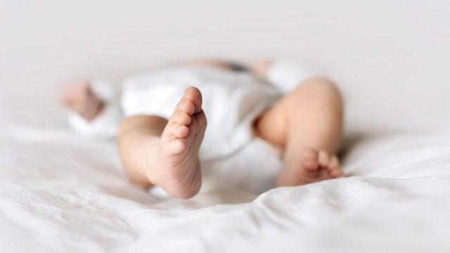 Σοκ στη Λάρισα: Γύρισε η γλώσσα μωρού 20 μηνών – Φύλακας άγγελος ένας πυροσβέστης