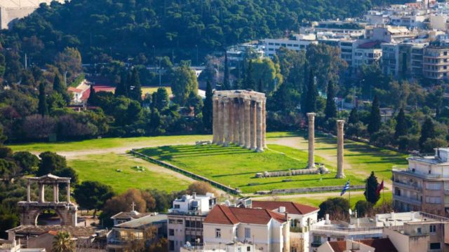Η φωτογραφία της ημέρας: Βόλτα στις στήλες του Ολυμπίου Διός