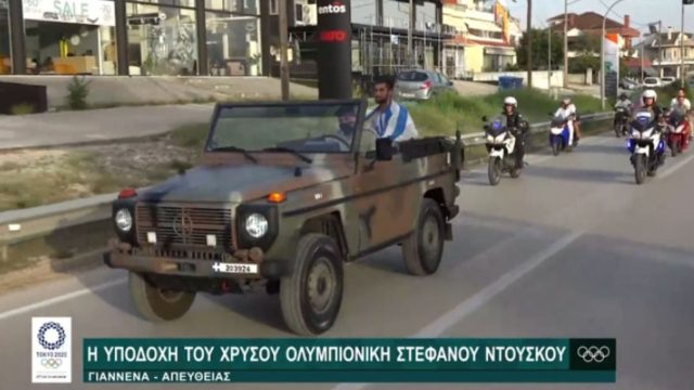 Ιωάννινα: Με αυτοκινητοπομπή και πάνω σε στρατιωτικό τζιπάκι η άφιξη του «χρυσού», Στέφανου Ντούσκου!