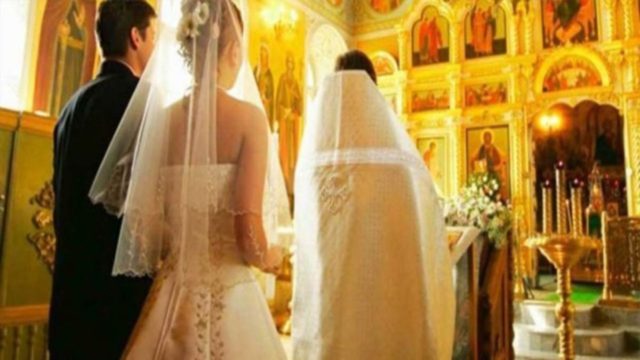 Έγινε και αυτό: H νύφη άργησε 45 λεπτά και… ο παπάς μας άφησε άναυδους με αυτό που έκανε!