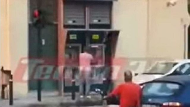 Πάτρα: Πολίτης σε κατάσταση αμόκ σπάει ΑΤΜ – Σοκαρισμένοι οι περαστικοί
