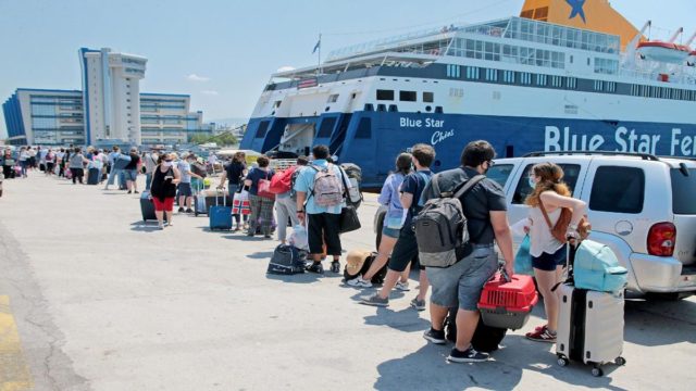 Όπου φύγει – φύγει οι αδειούχοι του Αυγούστου! Χαμός στο λιμάνι του Πειραιά