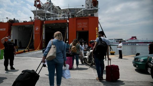 Ξεκίνησε η επιστροφή των εκδρομέων – Εντατικοί έλεγχοι στο λιμάνι του Πειραιά