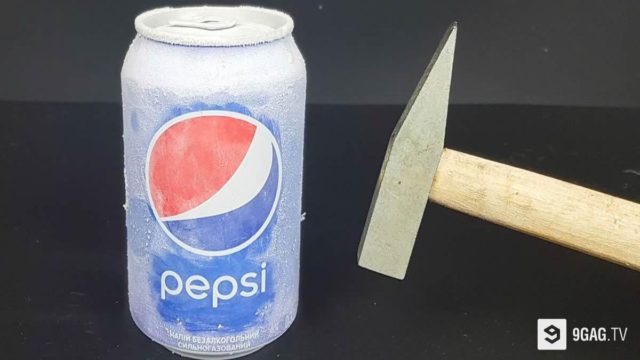 Ρίχνει υγρό άζωτο σε ένα γεμάτο κουτάκι Pepsi και το χτυπάει με το σφυρί. Το αποτέλεσμα; Θα σας αφήσει άφωνους!