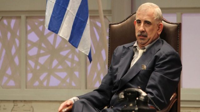 Πέτρος Φιλιππίδης: Αρνείται να κάνει μπάνιο. Τον βάζουν να πλυθεί με το ζόρι