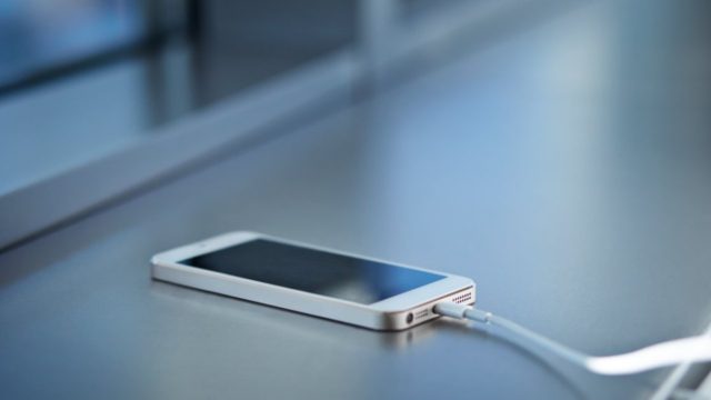 Έφηβη έπαθε ηλεκτροπληξία ενώ μιλούσε στο κινητό στη διάρκεια καταιγίδας