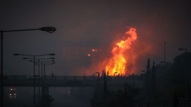 Φωτιά στη Βαρυμπόμπη: Η φωτογραφία που σοκάρει και κάνει τον γύρο του διαδικτύου!