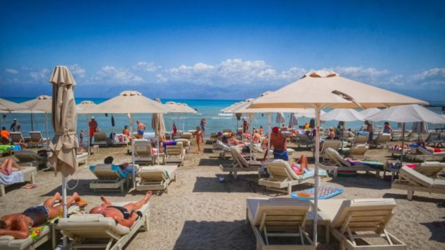 Πιερία: Πλακώθηκαν στο ξύλο για μια…ξαπλώστρα